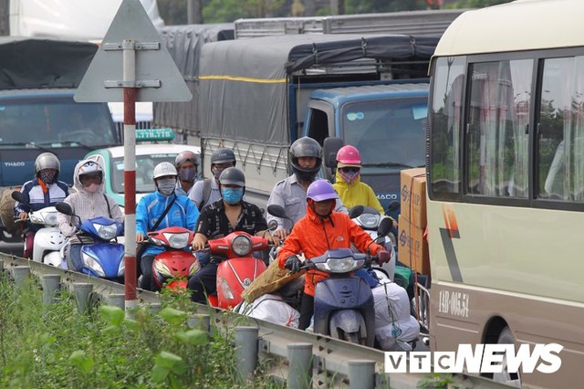 Bốn xe ô tô tông liên hoàn, quốc lộ 5 ùn tắc hàng chục cây số - Ảnh 8.