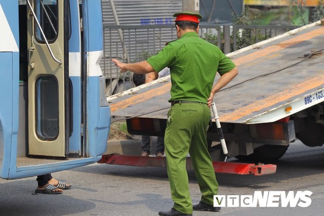 Bốn xe ô tô tông liên hoàn, quốc lộ 5 ùn tắc hàng chục cây số - Ảnh 9.