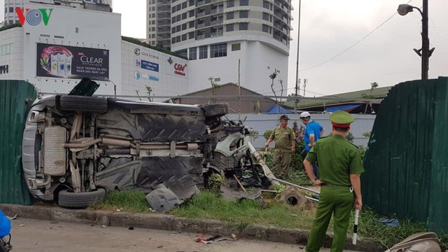 Hiện trường vụ nữ tài xế Mercedes tông liên hoàn, 3 người nhập viện - Ảnh 2.