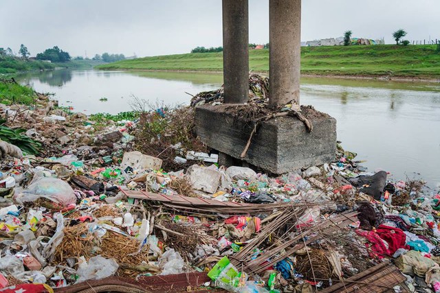 Chuyện đau đầu của Thử thách dọn rác: Bục mặt 4 tiếng dọn sạch chân cầu Xuân Lai, đến chiều người dân lại... vứt rác - Ảnh 3.