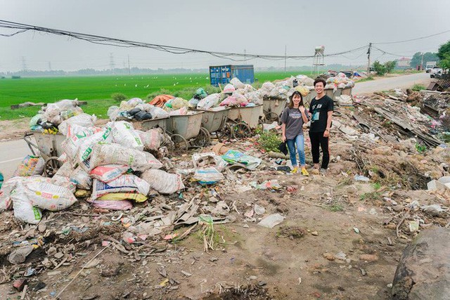 Chuyện đau đầu của Thử thách dọn rác: Bục mặt 4 tiếng dọn sạch chân cầu Xuân Lai, đến chiều người dân lại... vứt rác - Ảnh 9.