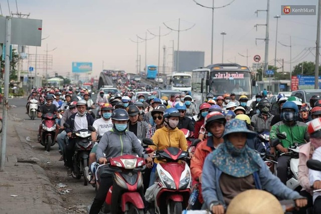 Hết 5 ngày nghỉ lễ, người dân cả nước tấp nập trở lại thành phố chuẩn bị cho những ngày làm việc tiếp theo - Ảnh 12.