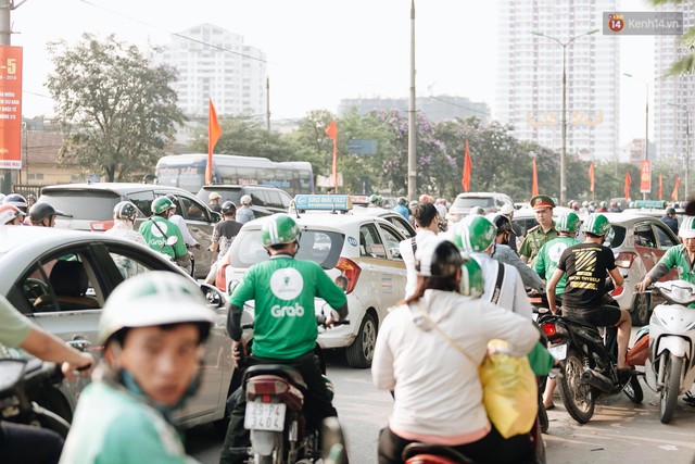 Hết 5 ngày nghỉ lễ, người dân cả nước tấp nập trở lại thành phố chuẩn bị cho những ngày làm việc tiếp theo - Ảnh 3.