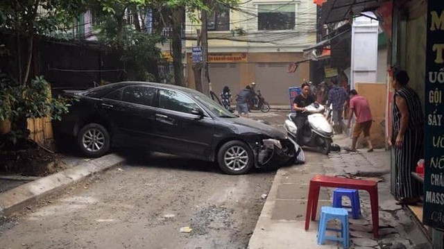 CLIP: Nữ tài xế lùi xe Camry tông chết người đi xe máy ở Hà Nội - Ảnh 2.