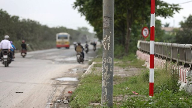 Rác thùng phuy nghi chất thải công nghiệp đổ bậy bên Đại lộ Thăng Long - Ảnh 2.