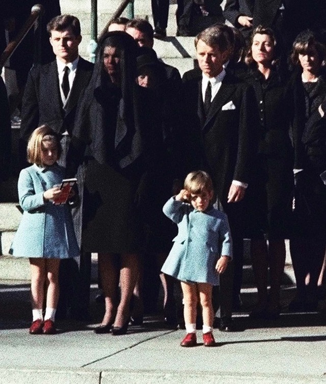 Đã hơn 50 năm, bức ảnh con trai Tổng thống Mỹ giơ tay chào quan tài bố ngay trong ngày sinh nhật vẫn luôn khiến người ta xót xa - Ảnh 3.