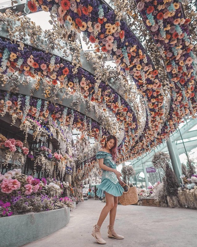 Sau Jewel Changi, Singapore lại có thêm “kỳ quan” vườn hoa treo khổng lồ khiến dân tình phải ngước lên “mỏi cả cổ” để ngắm nhìn - Ảnh 9.