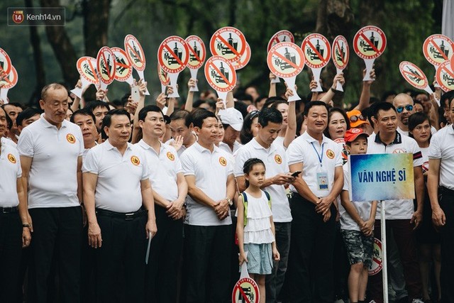 Chùm ảnh: 8.000 người mang logo Đã uống rượu bia - Không lái xe cùng tuần hành trên phố đi bộ Hồ Gươm - Ảnh 21.
