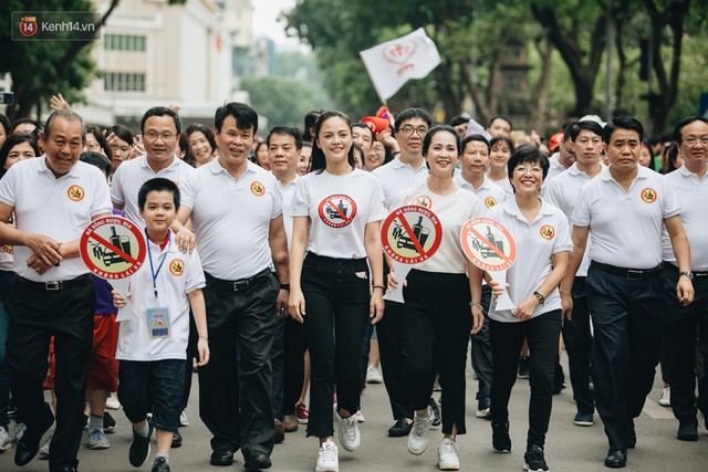 Chùm ảnh: 8.000 người mang logo Đã uống rượu bia - Không lái xe cùng tuần hành trên phố đi bộ Hồ Gươm - Ảnh 22.