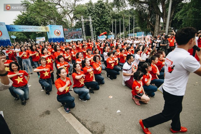 Chùm ảnh: 8.000 người mang logo Đã uống rượu bia - Không lái xe cùng tuần hành trên phố đi bộ Hồ Gươm - Ảnh 23.