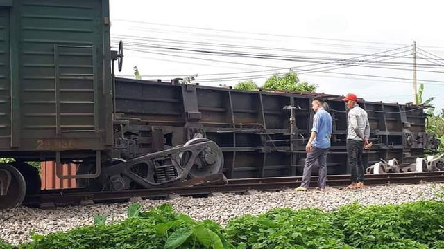 Lật toa tàu hỏa ở Nam Định, đường sắt Bắc-Nam bị tê liệt - Ảnh 1.