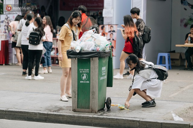 Phố đi bộ Hồ Gươm đẹp đẽ, sạch bong sau khi treo biển sẽ ghi hình, xử phạt 7 triệu đồng nếu vứt rác bừa bãi - Ảnh 6.