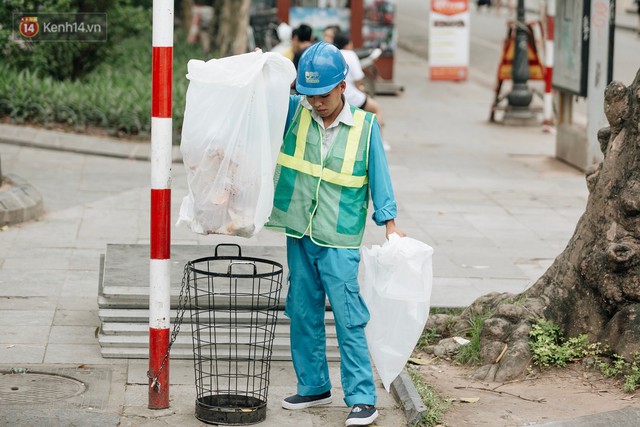 Phố đi bộ Hồ Gươm đẹp đẽ, sạch bong sau khi treo biển sẽ ghi hình, xử phạt 7 triệu đồng nếu vứt rác bừa bãi - Ảnh 9.