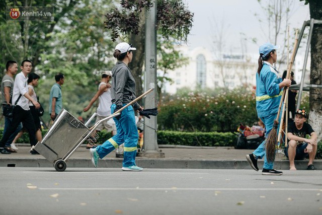 Phố đi bộ Hồ Gươm đẹp đẽ, sạch bong sau khi treo biển sẽ ghi hình, xử phạt 7 triệu đồng nếu vứt rác bừa bãi - Ảnh 10.