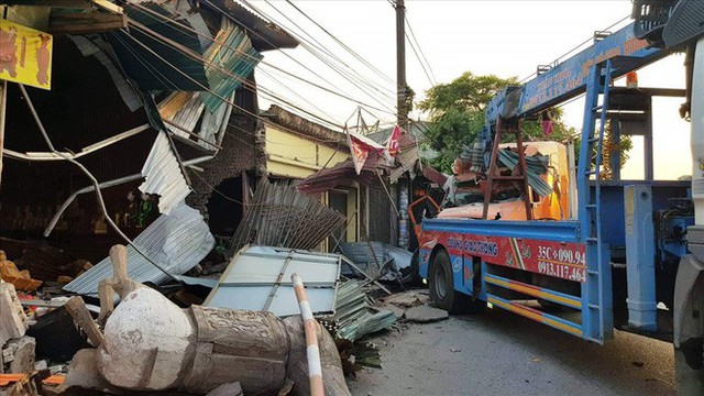  Nam Định: Xe container mất lái tông vào 4 nhà dân - Ảnh 1.
