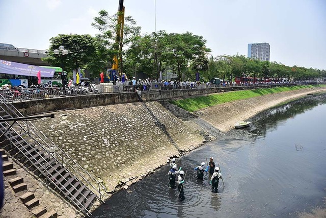 Chuyên gia Nhật giữa trưa lội nước, sông Tô Lịch chờ đón điều bất ngờ - Ảnh 1.