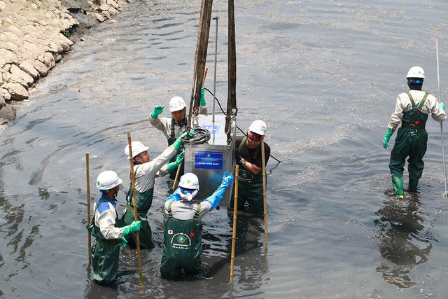 Chuyên gia Nhật giữa trưa lội nước, sông Tô Lịch chờ đón điều bất ngờ - Ảnh 10.