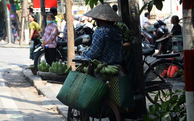 Phơi mình mưu sinh giữa cái nắng đổ lửa 40 độ C ở Hà Nội - Ảnh 11. Phơi mình mưu sinh giữa cái nắng đổ lửa 40 độ C ở Hà Nội - Ảnh 11.