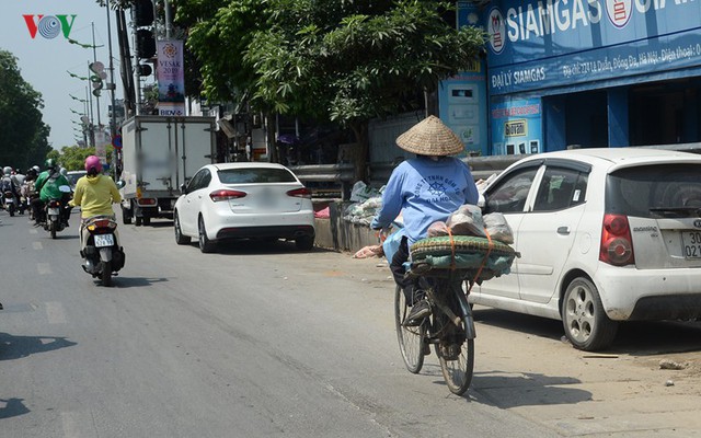Phơi mình mưu sinh giữa cái nắng đổ lửa 40 độ C ở Hà Nội - Ảnh 21. Phơi mình mưu sinh giữa cái nắng đổ lửa 40 độ C ở Hà Nội - Ảnh 21.