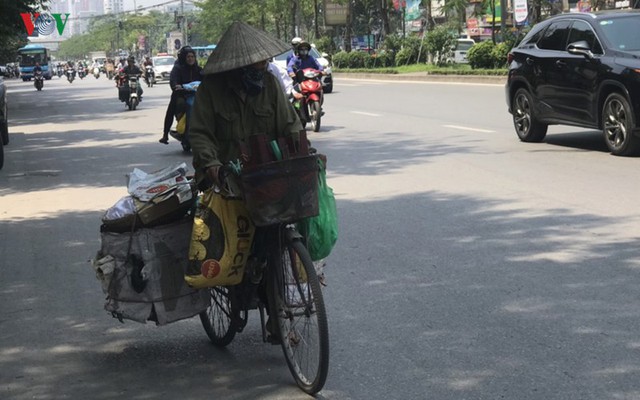 Phơi mình mưu sinh giữa cái nắng đổ lửa 40 độ C ở Hà Nội - Ảnh 22. Phơi mình mưu sinh giữa cái nắng đổ lửa 40 độ C ở Hà Nội - Ảnh 22.