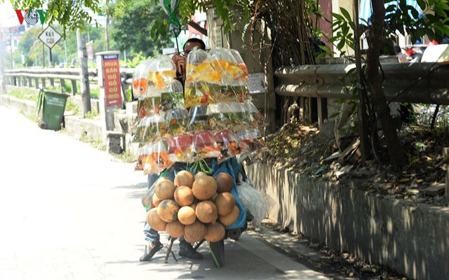 Phơi mình mưu sinh giữa cái nắng đổ lửa 40 độ C ở Hà Nội - Ảnh 23. Phơi mình mưu sinh giữa cái nắng đổ lửa 40 độ C ở Hà Nội - Ảnh 23.