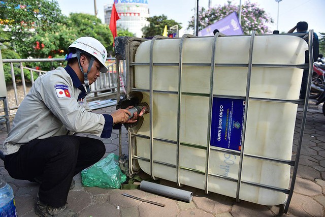 Chuyên gia Nhật giữa trưa lội nước, sông Tô Lịch chờ đón điều bất ngờ - Ảnh 3.