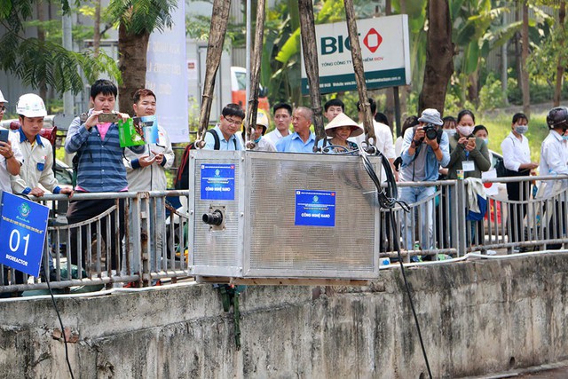 Chuyên gia Nhật giữa trưa lội nước, sông Tô Lịch chờ đón điều bất ngờ - Ảnh 8.