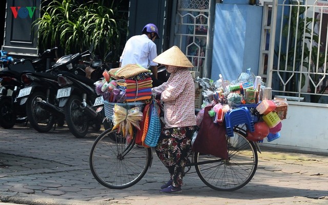 Phơi mình mưu sinh giữa cái nắng đổ lửa 40 độ C ở Hà Nội - Ảnh 9. Phơi mình mưu sinh giữa cái nắng đổ lửa 40 độ C ở Hà Nội - Ảnh 9.