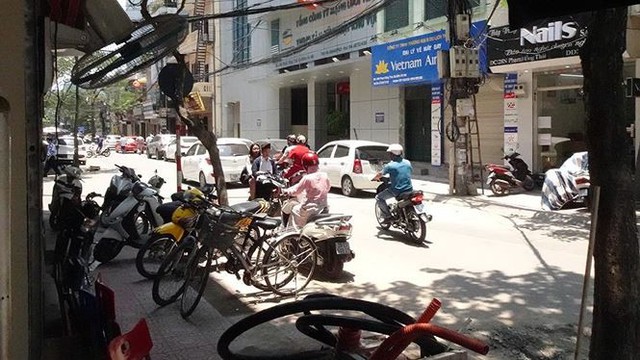Nắng nóng nung người trên 50 độ C, đường phố Hà Nội vắng tanh - Ảnh 1.