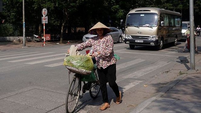 Nắng nóng nung người trên 50 độ C, đường phố Hà Nội vắng tanh - Ảnh 5.