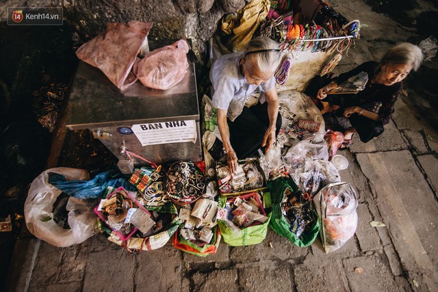 Đời buồn của cụ bà bán hàng rong sống cạnh nhà vệ sinh công cộng ở Hà Nội: Ngày xưa lăn lộn nuôi con, nhưng chúng nó lần lượt ra đi hết rồi... - Ảnh 6.