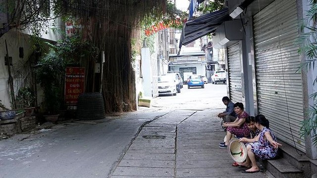 Nắng nóng nung người trên 50 độ C, đường phố Hà Nội vắng tanh - Ảnh 9.