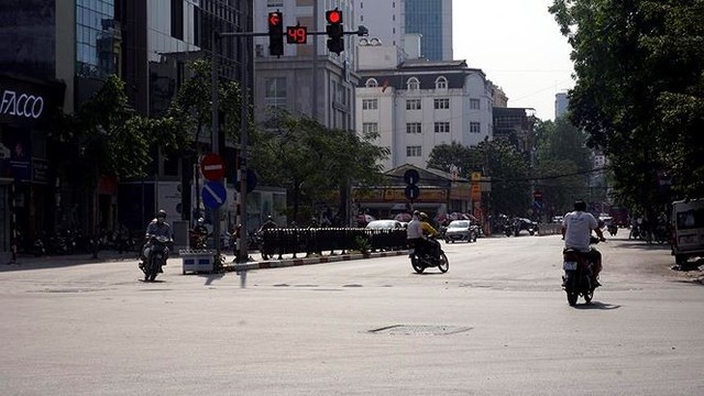 Nắng nóng nung người trên 50 độ C, đường phố Hà Nội vắng tanh - Ảnh 10.