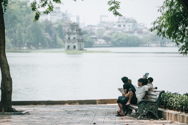 Ảnh: Hà Nội nắng nóng “cháy da cháy thịt”, nhiều người không khỏi mệt mỏi tìm bóng cây nghỉ ngơi - Ảnh 16.