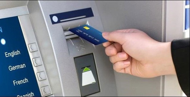 21 triệu thẻ ATM đổi sang thẻ chip: Hàng triệu khách hàng tốn phí? - Ảnh 1.