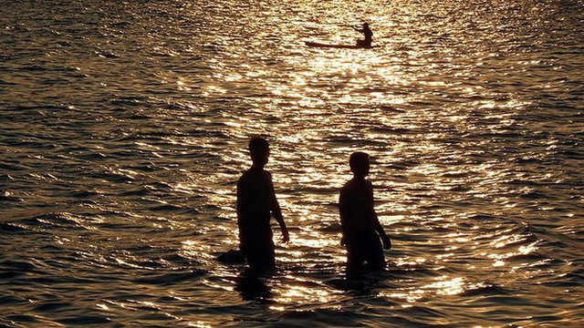  Người dân Hà Nội rủ nhau ra Hồ Tây tắm hạ nhiệt ngày cuối tuần nắng như nung - Ảnh 2.