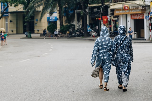 Ảnh: Hà Nội nắng nóng “cháy da cháy thịt”, nhiều người không khỏi mệt mỏi tìm bóng cây nghỉ ngơi - Ảnh 18.