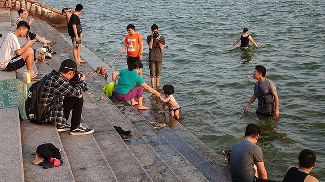  Người dân Hà Nội rủ nhau ra Hồ Tây tắm hạ nhiệt ngày cuối tuần nắng như nung - Ảnh 11.