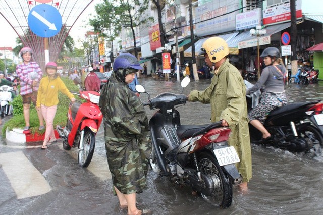  Sau cơn mưa trắng trời, CSGT Bạc Liêu giúp dân di chuyển trong biển nước  - Ảnh 11.