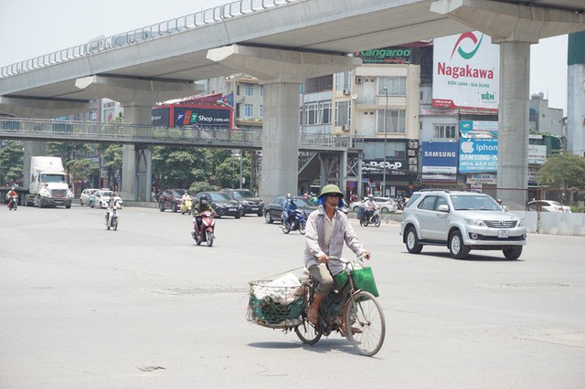  Hà Nội: Người dân vật vã dưới trời nắng nóng trên 40 độ C  - Ảnh 13.