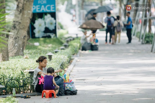 Ảnh: Hà Nội nắng nóng “cháy da cháy thịt”, nhiều người không khỏi mệt mỏi tìm bóng cây nghỉ ngơi - Ảnh 20.