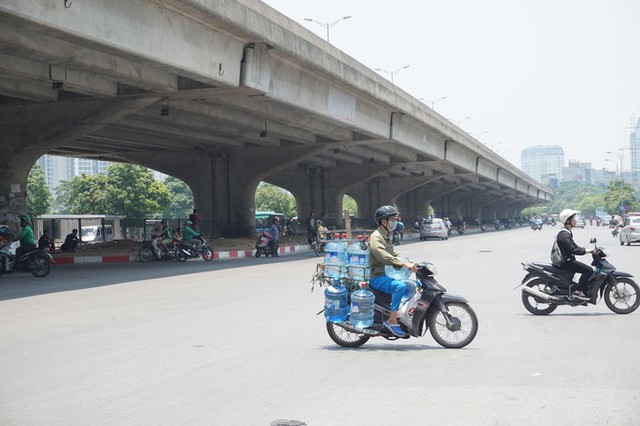  Hà Nội: Người dân vật vã dưới trời nắng nóng trên 40 độ C  - Ảnh 16.