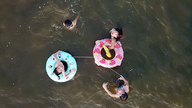  Người dân Hà Nội rủ nhau ra Hồ Tây tắm hạ nhiệt ngày cuối tuần nắng như nung - Ảnh 6.