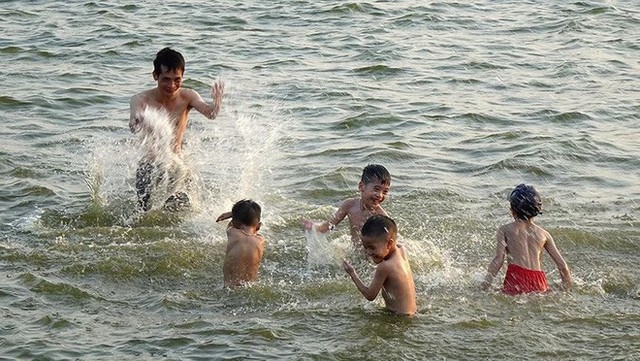  Người dân Hà Nội rủ nhau ra Hồ Tây tắm hạ nhiệt ngày cuối tuần nắng như nung - Ảnh 8.