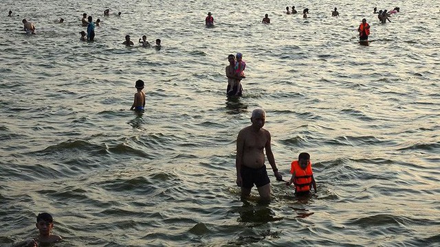  Người dân Hà Nội rủ nhau ra Hồ Tây tắm hạ nhiệt ngày cuối tuần nắng như nung - Ảnh 9.