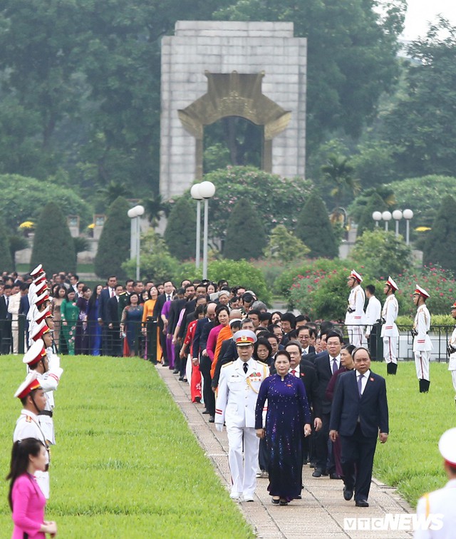 Đại biểu Quốc hội vào Lăng viếng Chủ tịch Hồ Chí Minh trước kỳ họp thứ 7 - Ảnh 1.