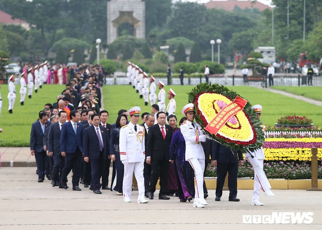 Đại biểu Quốc hội vào Lăng viếng Chủ tịch Hồ Chí Minh trước kỳ họp thứ 7 - Ảnh 2.