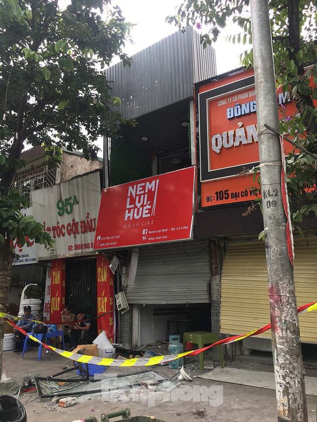 Nghi nổ khí ga, nhiều cửa nhà hàng tại Hà Nội bị thổi bay trong đêm - Ảnh 1.