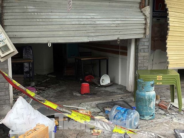 Nghi nổ khí ga, nhiều cửa nhà hàng tại Hà Nội bị thổi bay trong đêm - Ảnh 2.