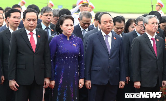 Đại biểu Quốc hội vào Lăng viếng Chủ tịch Hồ Chí Minh trước kỳ họp thứ 7 - Ảnh 3.